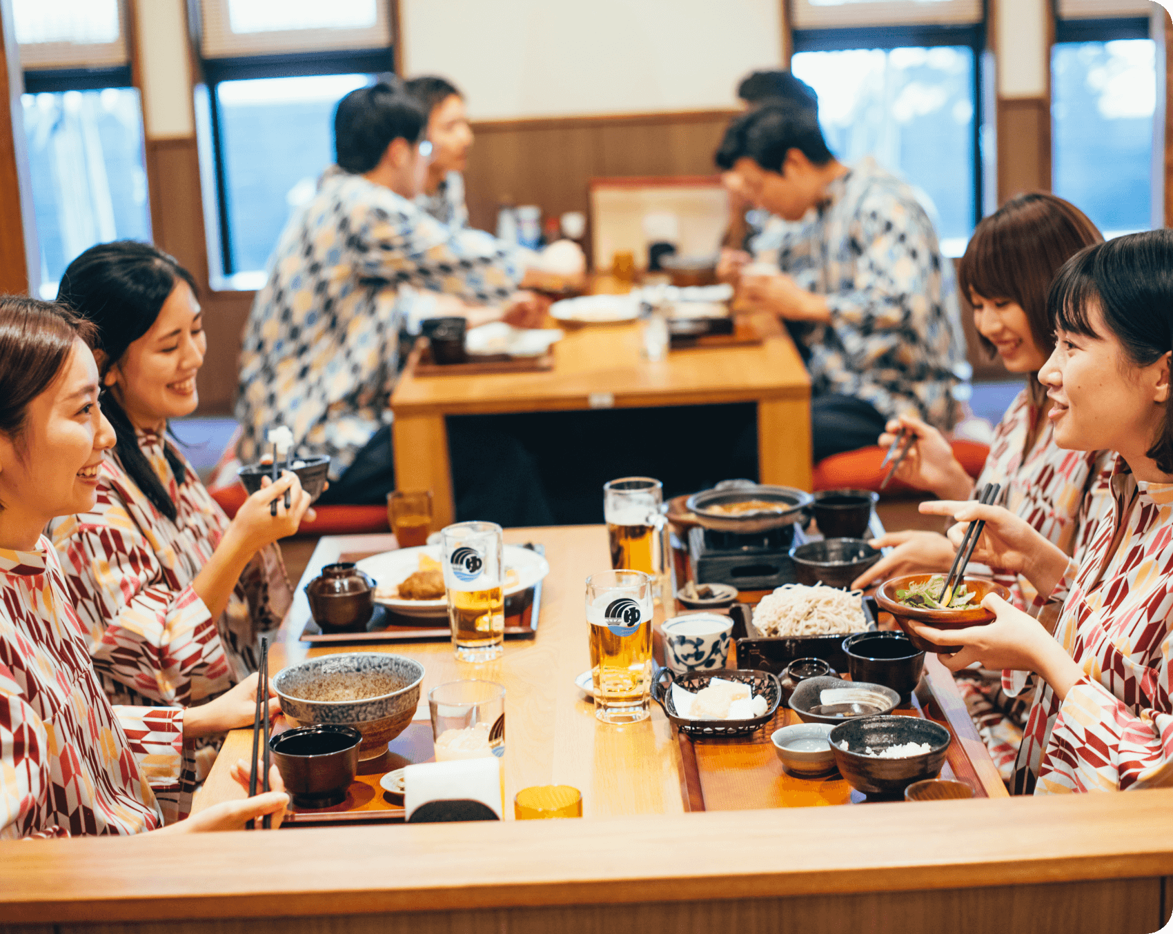 食事している写真