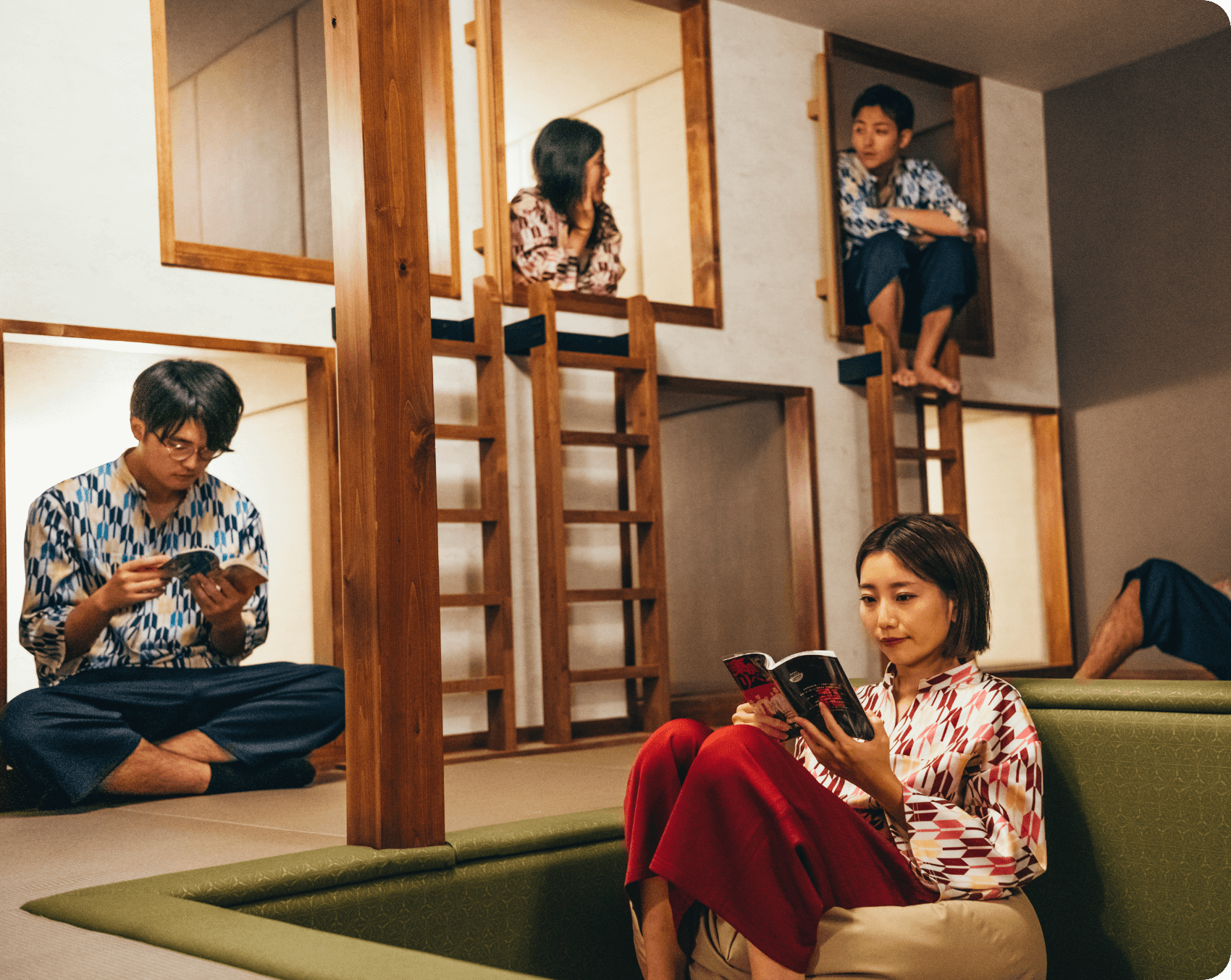 お土産を選んでいる写真