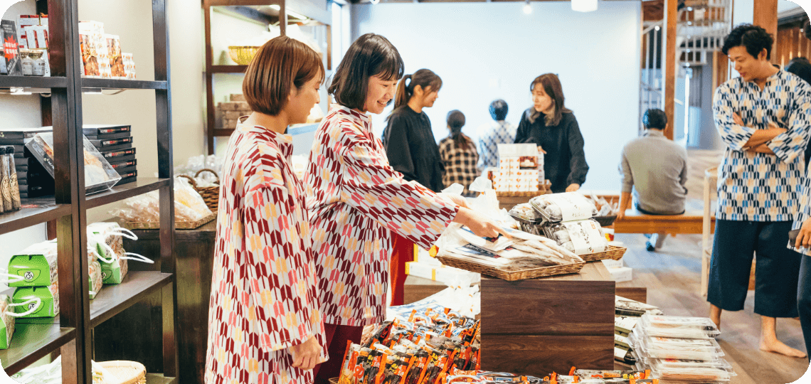 女性がお土産を選んでいる写真